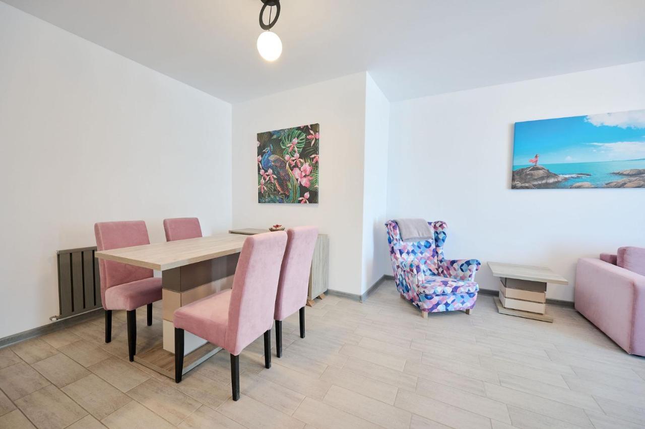 Beachfront 1Br Apartment- Spa N Pools Mamaia Bagian luar foto